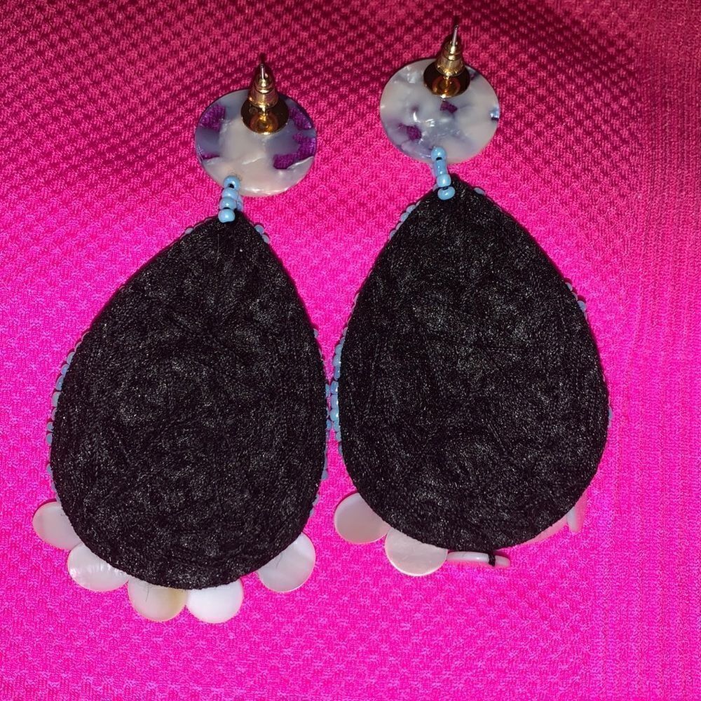 Shell Beaded Earrings   - Picture 5 of 6